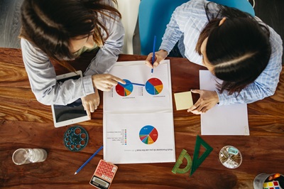 Qualitative vs Quantitative Research: How to Choose the Right Approach